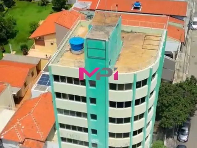 Imagem: A loja possui 10 Banheiros, 3 Vagas na garagem, 1.029m² de