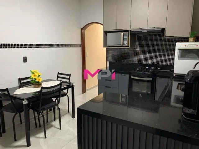 Imagem: A casa possui 3 Dormitórios, 1 Suíte, 2 Banheiros, 2