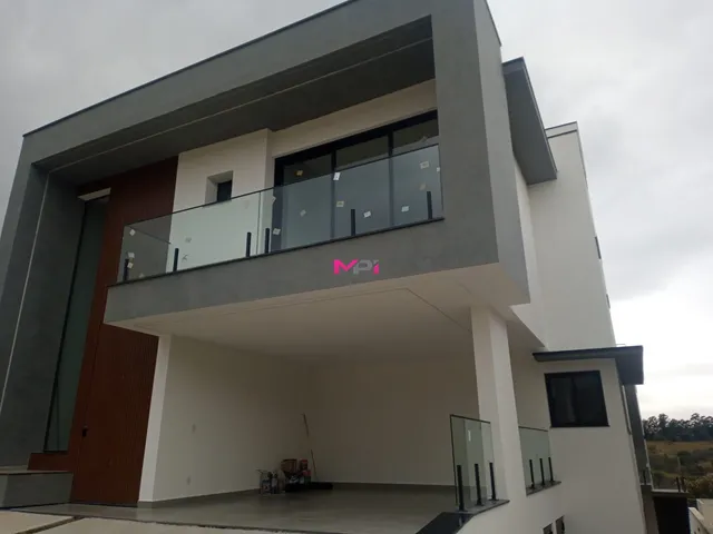 Imagem: A casa possui 4 Dormitórios, 4 Suítes, 6 Banheiros, 9