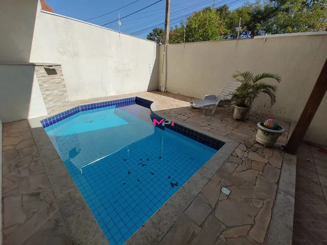 Imagem: A casa possui 3 Dormitórios, 1 Suíte, 3 Banheiros, 3