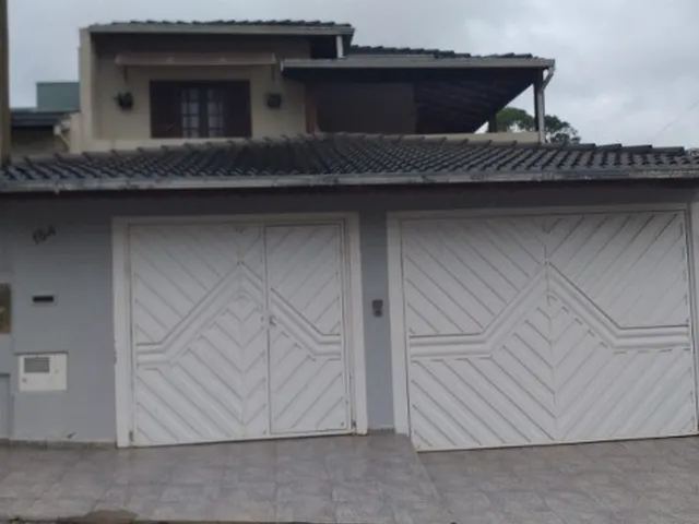Imagem: A casa possui 4 Dormitórios, 1 Suíte, 4 Banheiros, 4