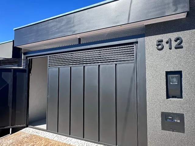 Imagem: A casa possui 3 Dormitórios, 1 Suíte, 2 Banheiros, 2