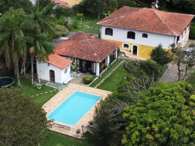 Imagem: A fazenda possui 5 Dormitórios, 2 Suítes, 3 Banheiros, 2