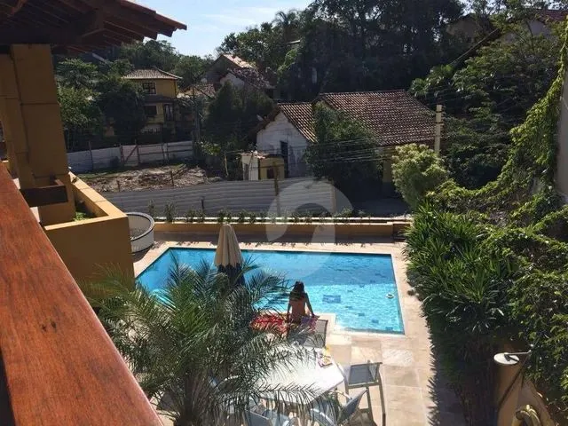 Imagem: Casa com 4 Dormitórios À Venda, 600 M²