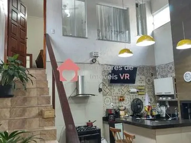 Imagem: A casa possui 3 Dormitórios, 2 Banheiros, 2 Vagas na