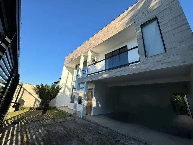 Imagem: A casa possui 4 Dormitórios, 1 Suíte, 3 Banheiros, 2