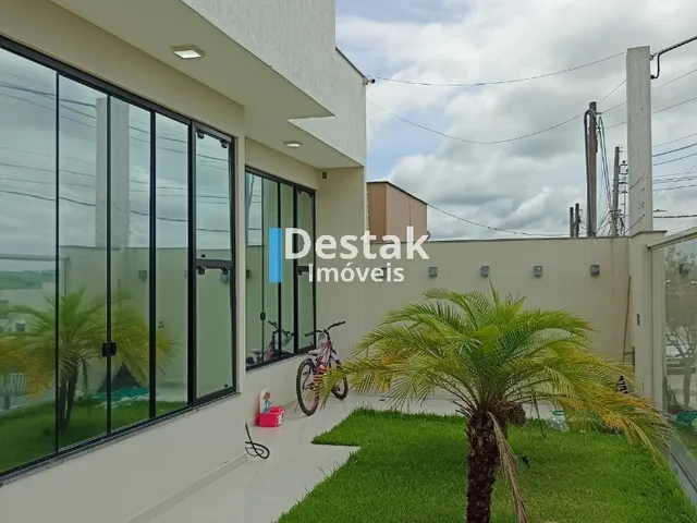 Imagem: A casa possui 3 Dormitórios, 1 Suíte, 2 Banheiros, 2
