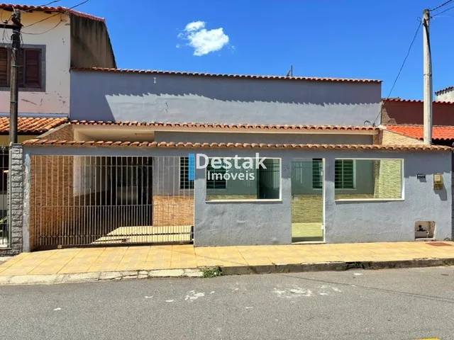 Imagem: A casa possui 3 Dormitórios, 2 Banheiros, 3 Vagas na