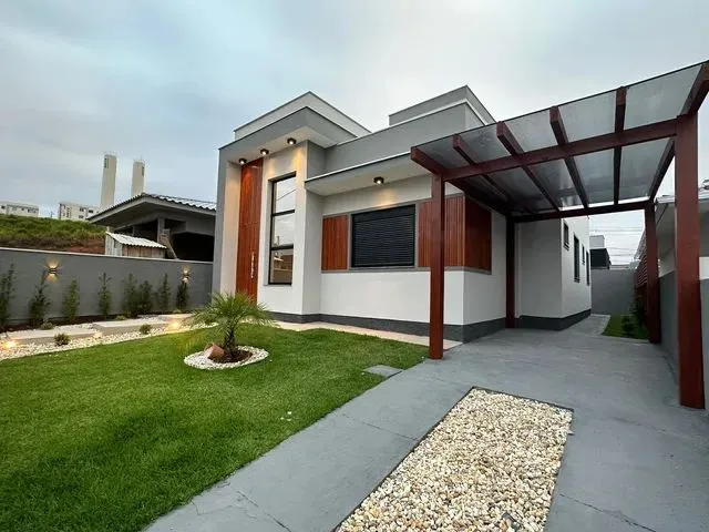 Imagem: A casa possui 3 Dormitórios, 1 Suíte, 2 Banheiros, 1 Vaga