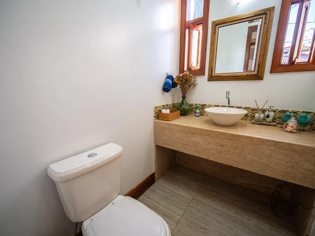 Imagem 12: Casa de alto padrão em condomínio à venda em Carapicuíba-SP, com 5 suítes e ampla