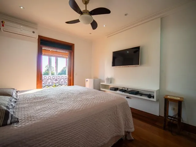 Imagem 16: Casa de alto padrão em condomínio à venda em Carapicuíba-SP, com 5 suítes e ampla