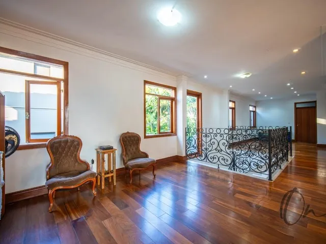 Imagem 3: Casa de alto padrão em condomínio à venda em Carapicuíba-SP, com 5 suítes e ampla