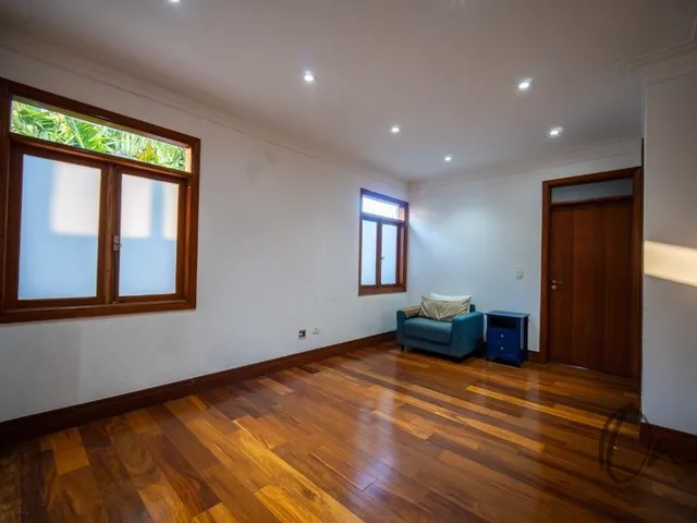 Imagem 13: Casa de alto padrão em condomínio à venda em Carapicuíba-SP, com 5 suítes e ampla