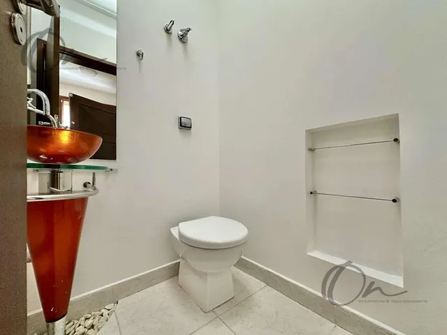 Imagem 4: Casa térrea reformada com 981m² e suítes em Granja Viana, São Paulo, ideal para uso