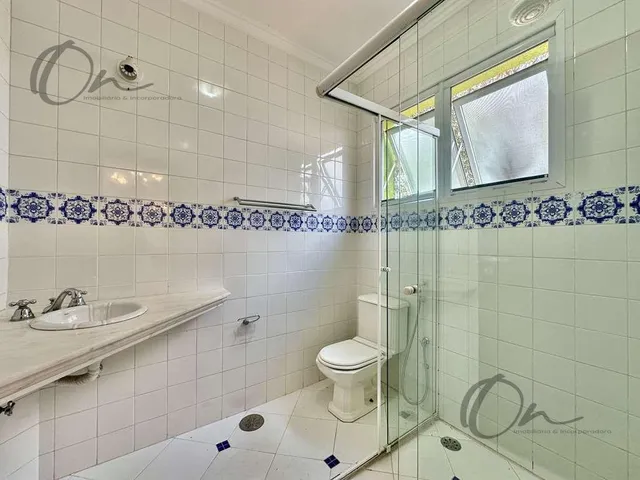 Imagem 8: Casa térrea reformada com 981m² e suítes em Granja Viana, São Paulo, ideal para uso