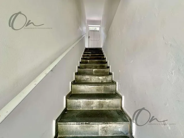 Imagem 2: Casa térrea reformada com 981m² e suítes em Granja Viana, São Paulo, ideal para uso