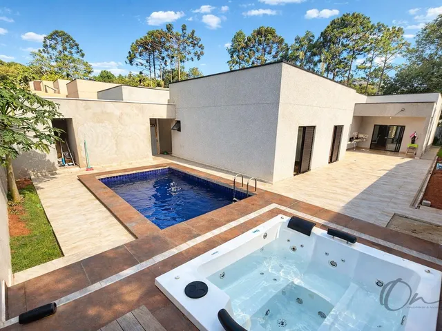Imagem: A casa em condomínio possui 3 Dormitórios, 3 Suítes, 4