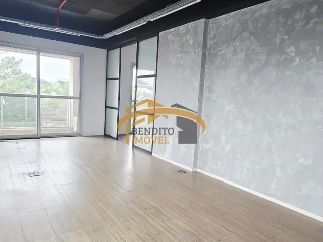 Imagem: A loja possui 2 Banheiros, 6 Vagas na garagem, 2.000m² de