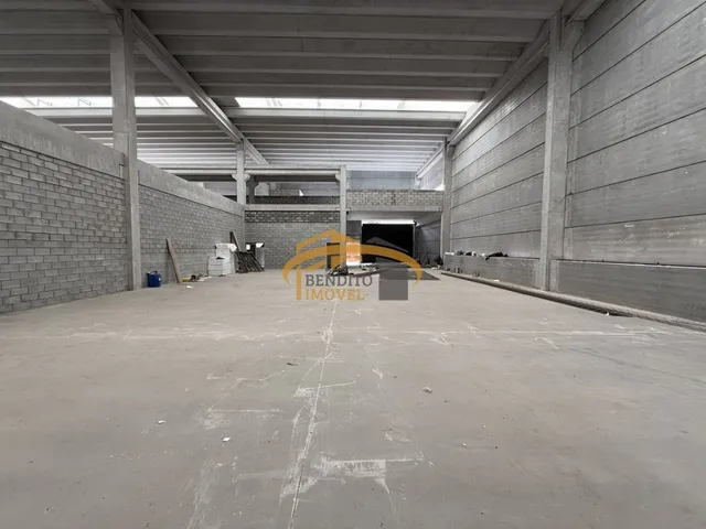 Imagem: O depósito possui 2 Banheiros, 2 Vagas na garagem, 654m²