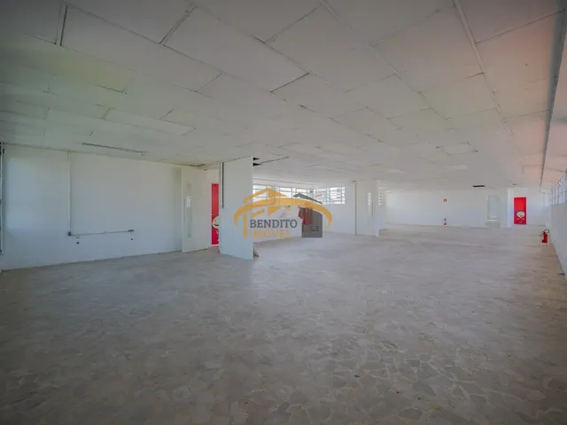 Imagem: A loja possui 1 Banheiro, 300m² de Área e está