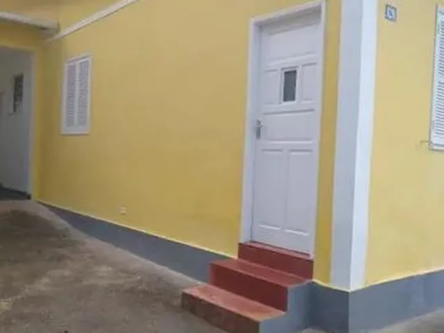 Imagem: A casa possui 3 Dormitórios, 1 Banheiro, 2 Vagas na