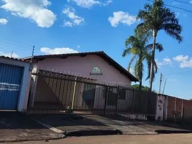 Imagem: A casa possui 3 Dormitórios, 1 Suíte, 2 Banheiros, 1 Vaga