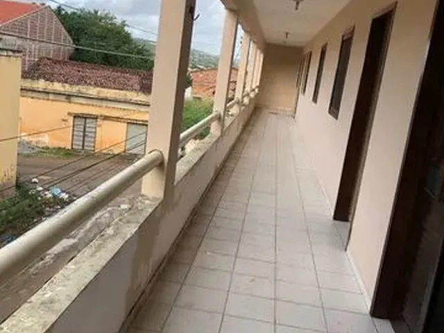 Imagem: A casa possui 3 Dormitórios, 2 Banheiros, 1 Vaga na