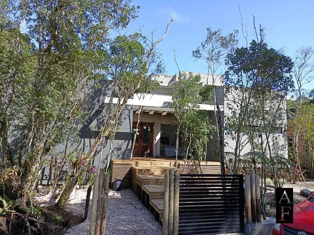 Imagem: A casa possui 3 Dormitórios, 1 Suíte, 2 Banheiros, 2