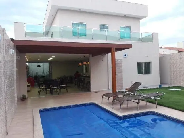 Imagem: A casa possui 4 Dormitórios, 3 Banheiros, 2 Vagas na