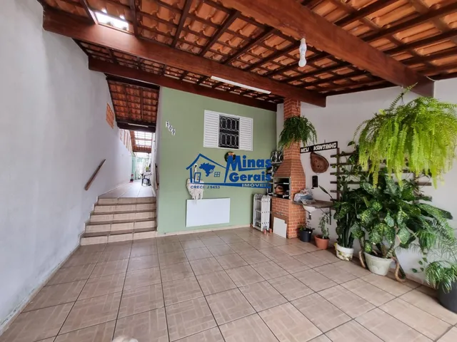 Imagem: Vende-Se! Sobrado com 3 Quartos e Churrasqueira