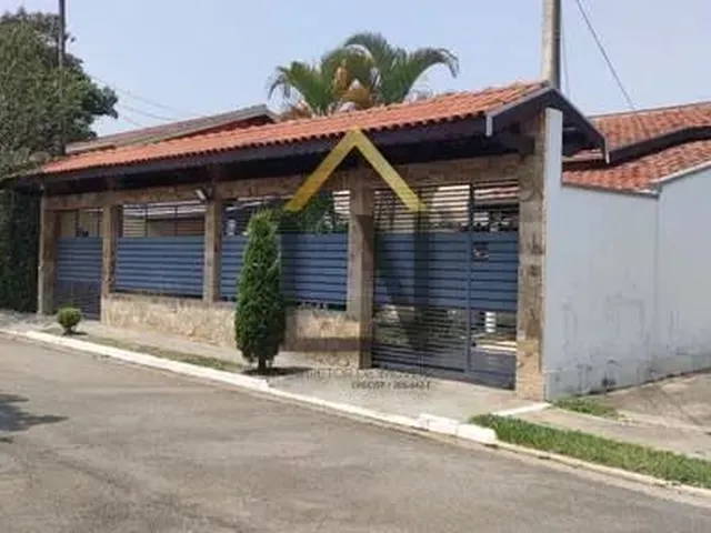 Imagem: A casa possui 3 Dormitórios, 2 Banheiros, 2 Vagas na