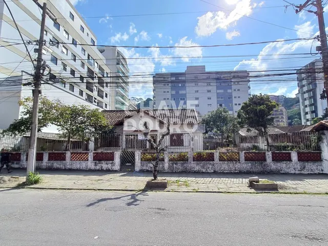 Imagem: O terreno possui 1 Vaga na garagem, 500m² de Área e está
