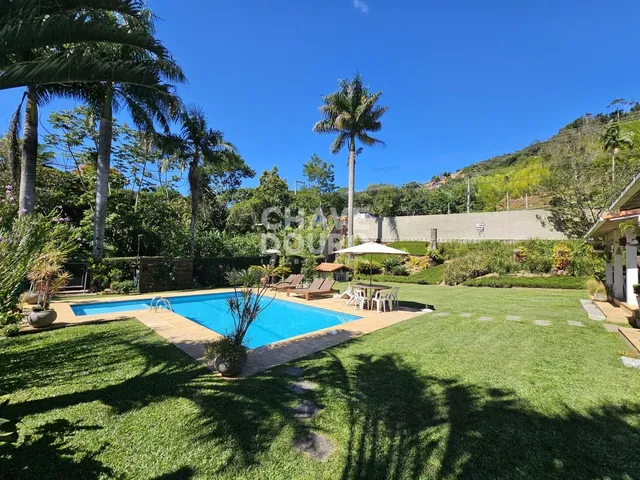 Imagem: A casa possui 5 Dormitórios, 3 Suítes, 5 Banheiros, 2 Vagas
