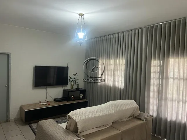 Imagem 3: OPORTUNIDADE: CASA COM 4 QUARTOS, SENDO 1 SUÍTE, AMPLA ÁREA VERDE E ÁRVORES