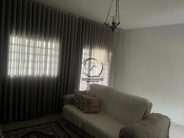 Imagem 4: OPORTUNIDADE: CASA COM 4 QUARTOS, SENDO 1 SUÍTE, AMPLA ÁREA VERDE E ÁRVORES