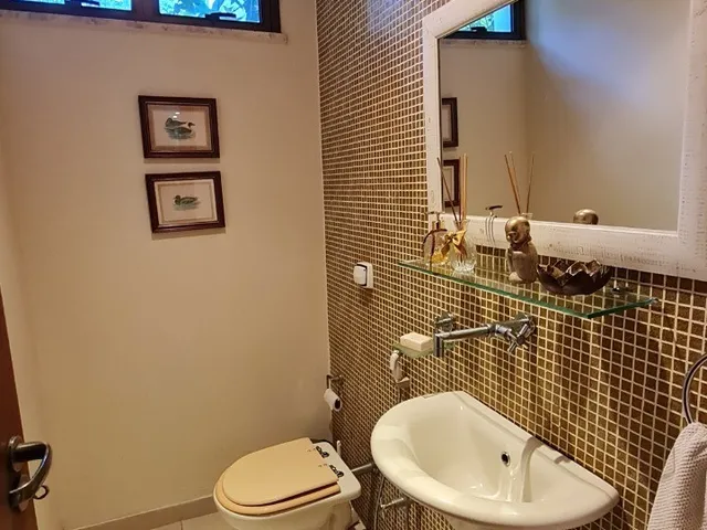 Imagem 11: Maravilhosa casa 4 quartos + Edícula com suíte, Estilo Sítio, Área verde ampla