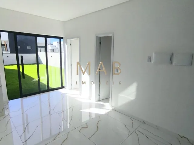 Imagem 15: Imperdível casa à venda em Florianópolis-SC, 3 suítes sendo uma master, sala estar