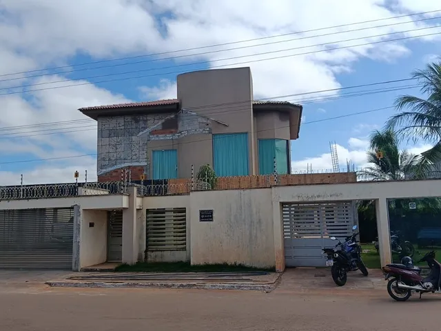 Imagem: A casa possui 5 Dormitórios, 2 Suítes, 4 Banheiros, 3