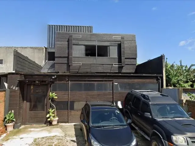 Imagem: A casa possui 3 Dormitórios, 2 Banheiros, 2 Vagas na
