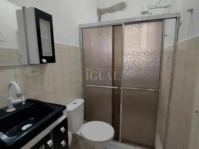 Imagem: A casa possui 1 Dormitório, 1 Banheiro, 1 Vaga na garagem,