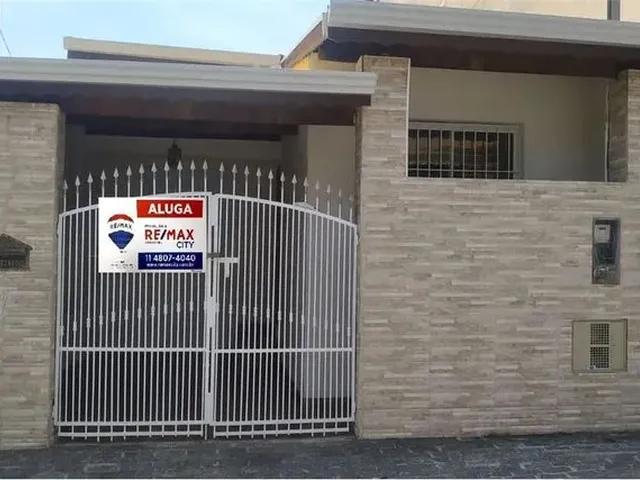 Imagem: A casa possui 3 Dormitórios, 1 Banheiro, 1 Vaga na