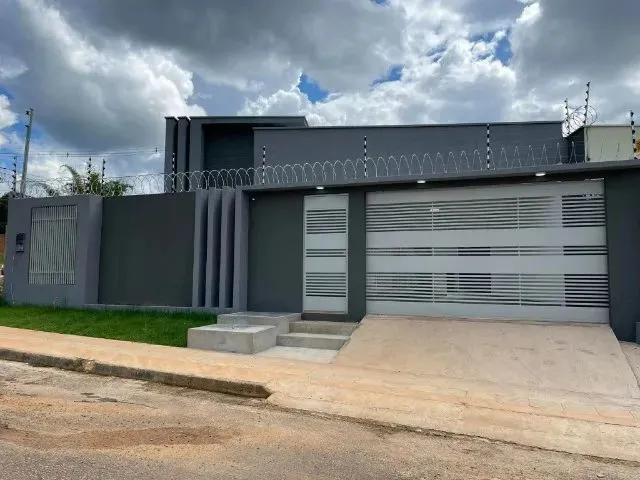 Imagem: A casa possui 3 Dormitórios, 2 Banheiros, 2 Vagas na