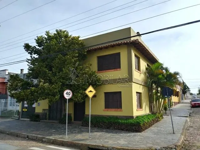Imagem: A casa possui 4 Dormitórios, 2 Banheiros, 3 Vagas na