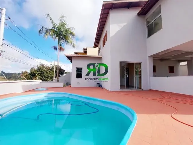 Imagem: Casa com Piscina em Bairro Nobre