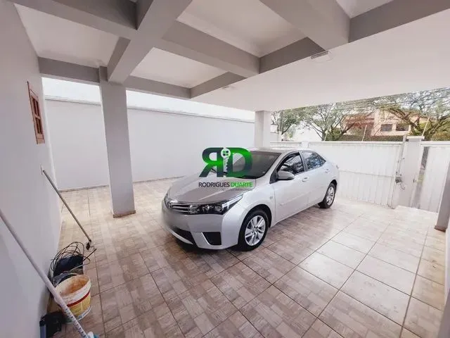 Imagem 5: Casa com Piscina em Bairro Nobre
