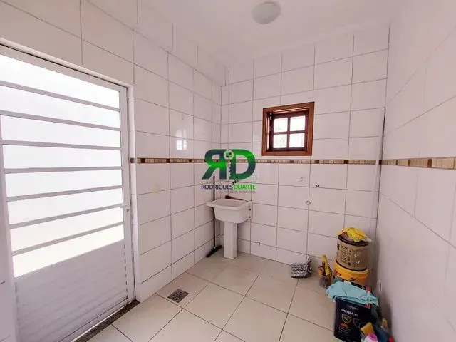 Imagem 10: Casa com Piscina em Bairro Nobre