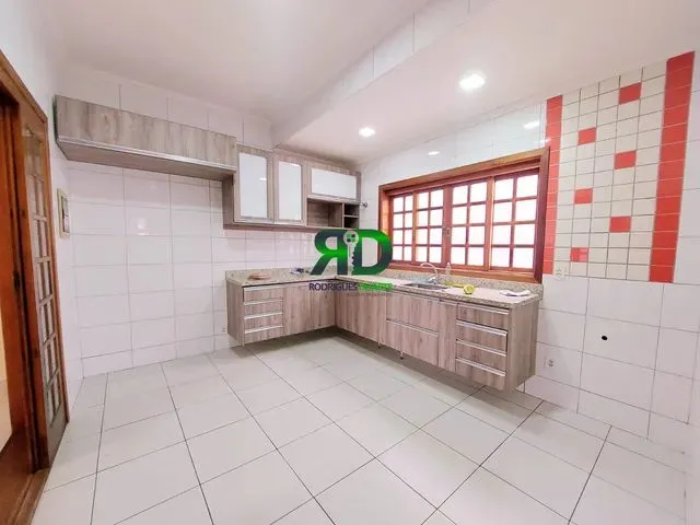 Imagem 7: Casa com Piscina em Bairro Nobre