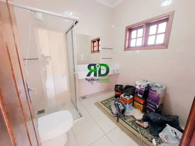 Imagem 3: Casa com Piscina em Bairro Nobre