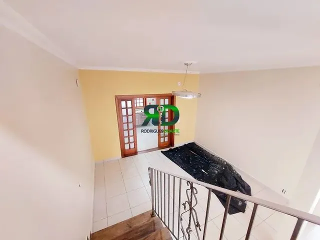 Imagem 12: Casa com Piscina em Bairro Nobre