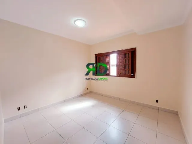 Imagem 2: Casa com Piscina em Bairro Nobre